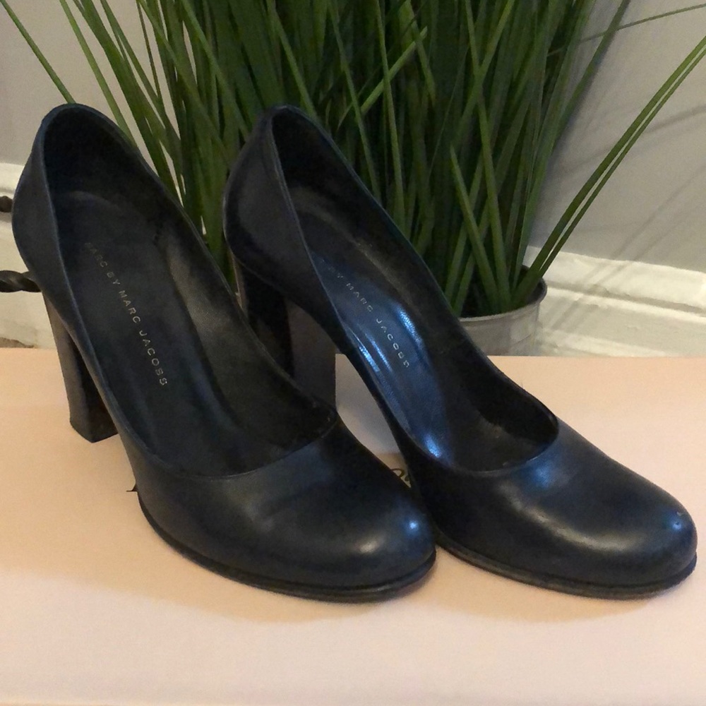 Marc Jacobs navy blue pumps